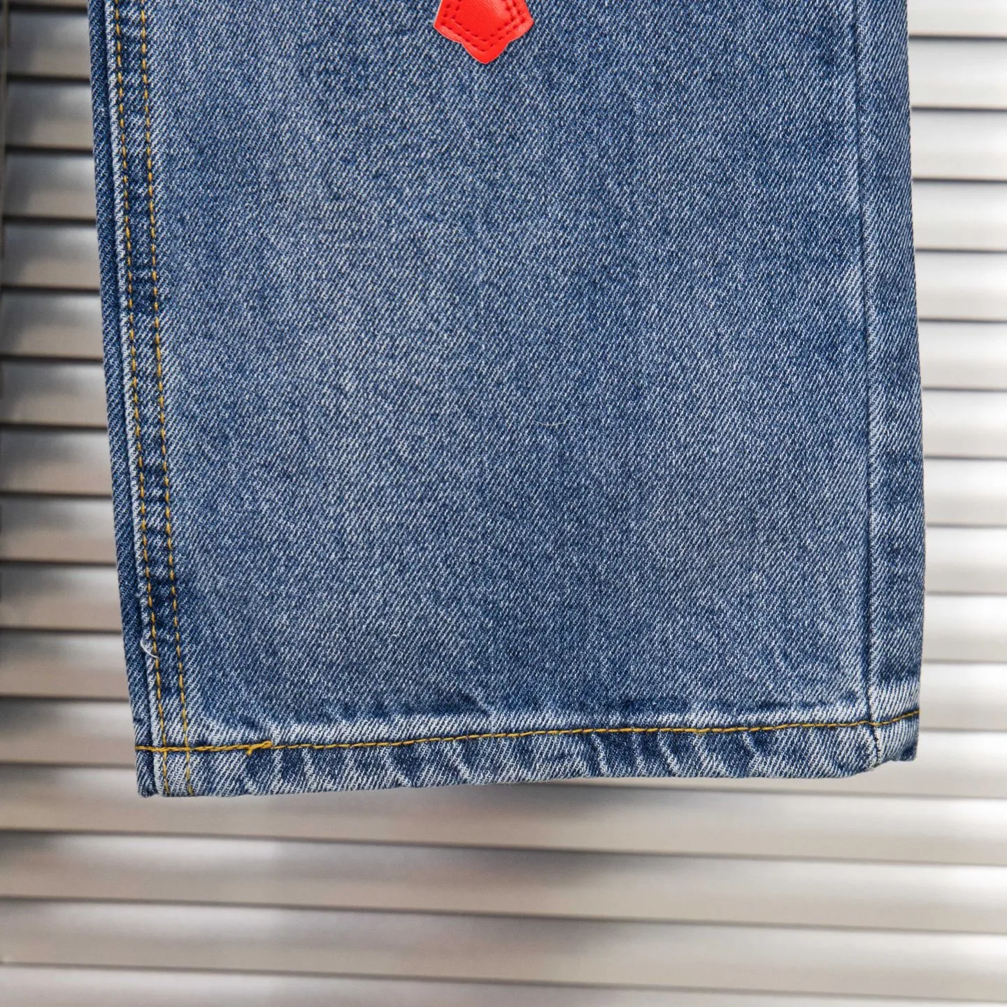 P260 Chrome Hearts Light Blue Pants Sanskrit Red and White Leather Jeans CH jeans need to be washed and then dismantled and hand-stitched with sheepskin cross leather and then spliced ​​together. The whole piece has too many craftsmanship to explain. The patchwork cross pattern is embellished, and the high-waisted washed jeans! ! Absolutely high-end luxury products, god-level single products and super popular products, made with top heavy industry, a must-see magic weapon. Customized hardware. The fabric is thick and soft after washing. It has good breathability. Customized small leather label. Unique design. The details are simple and elegant, and the workmanship is exquisite. The entire trousers are neatly routed and the details are in place! It’s so cool that both men and women can easily control the genderless trend! Style number: 1802# Color: blue Size: 28 30 32 34